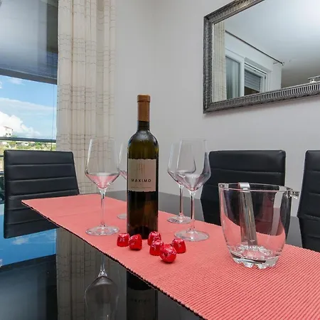 Trili With Private Garage Apartamento *